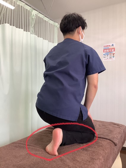 立膝をついて座っている状態で腓腹筋（ふくらはぎ）、アキレス腱、足底筋のストレッチをしている写真