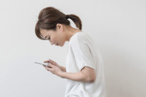 【岡山市でストレートネックにお悩みの方へ】スマホ首・スマホ頭痛・首の重だるさならあいあい整骨院へ